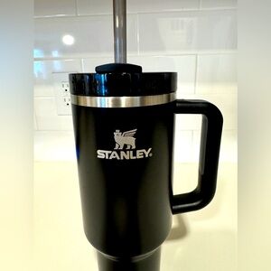 THE QUENCHER H2.0 FLOWSTATE TUMBLER | 40 OZ - MATTE BLACK - Retired Color